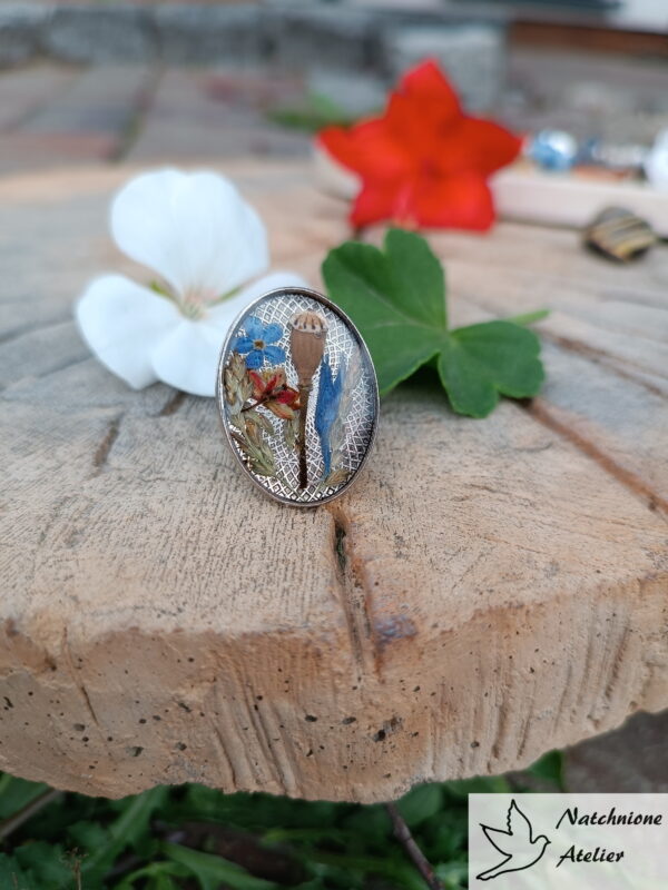 Ręcznie robiony pierścionek z kwiatami zatopionymi w żywicy mak